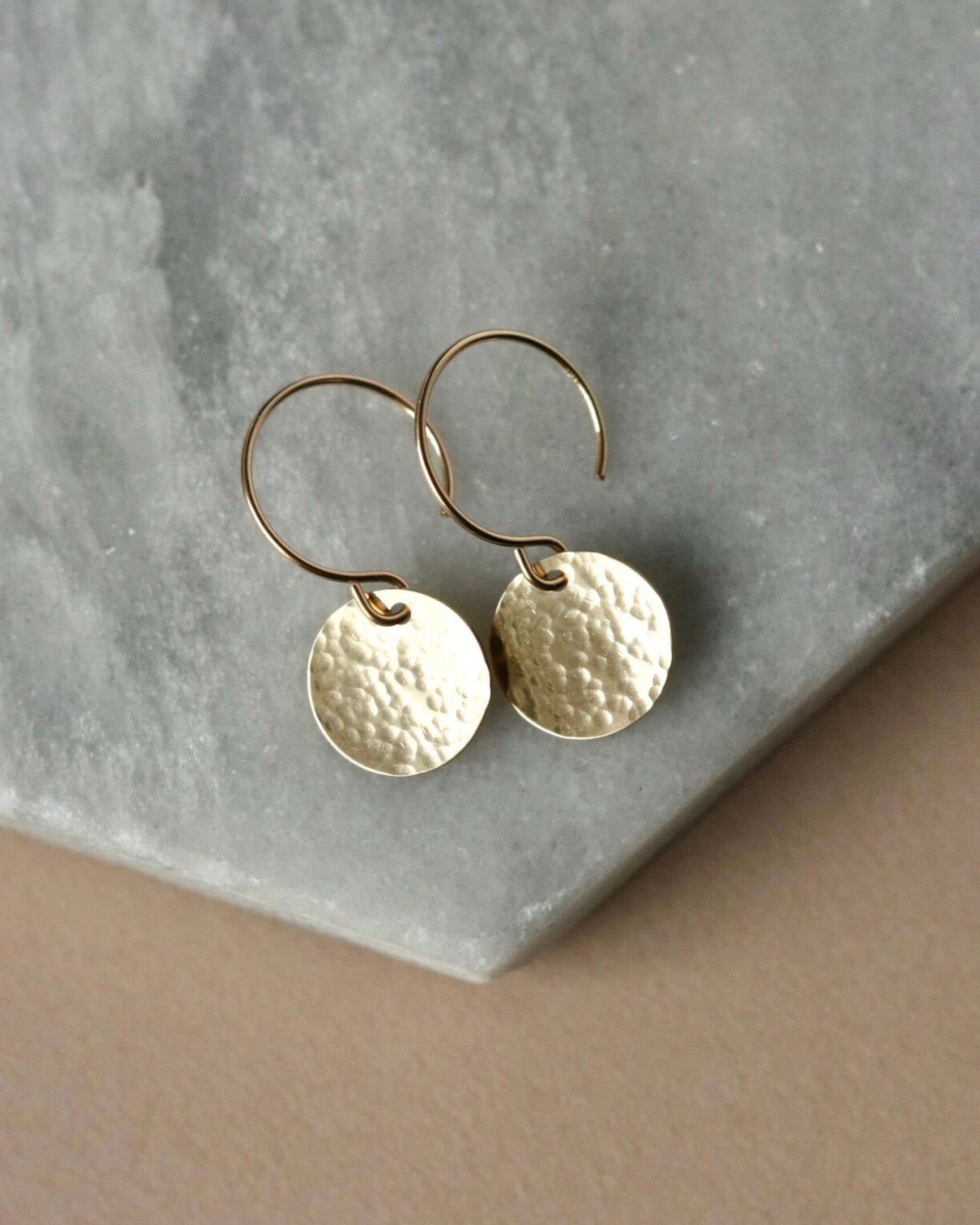 Dainty Hammered Gold Disc Dangle Earrings – julie garland jewelry